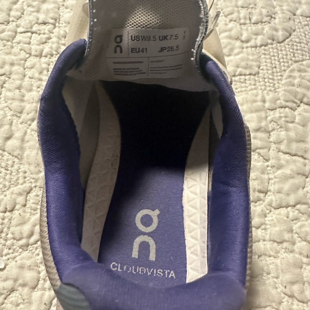 Women’s On Clouds Size 9.5 Cloudvista Frost - image 4